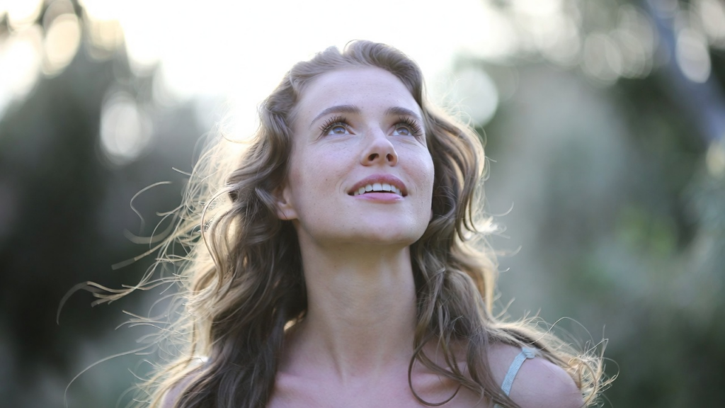 恋の予感が近づいているのを感じて喜んでいる女性