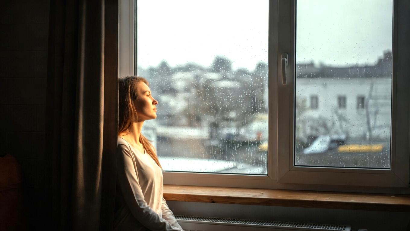 自己否定から解放されて穏やかに微笑む女性の姿