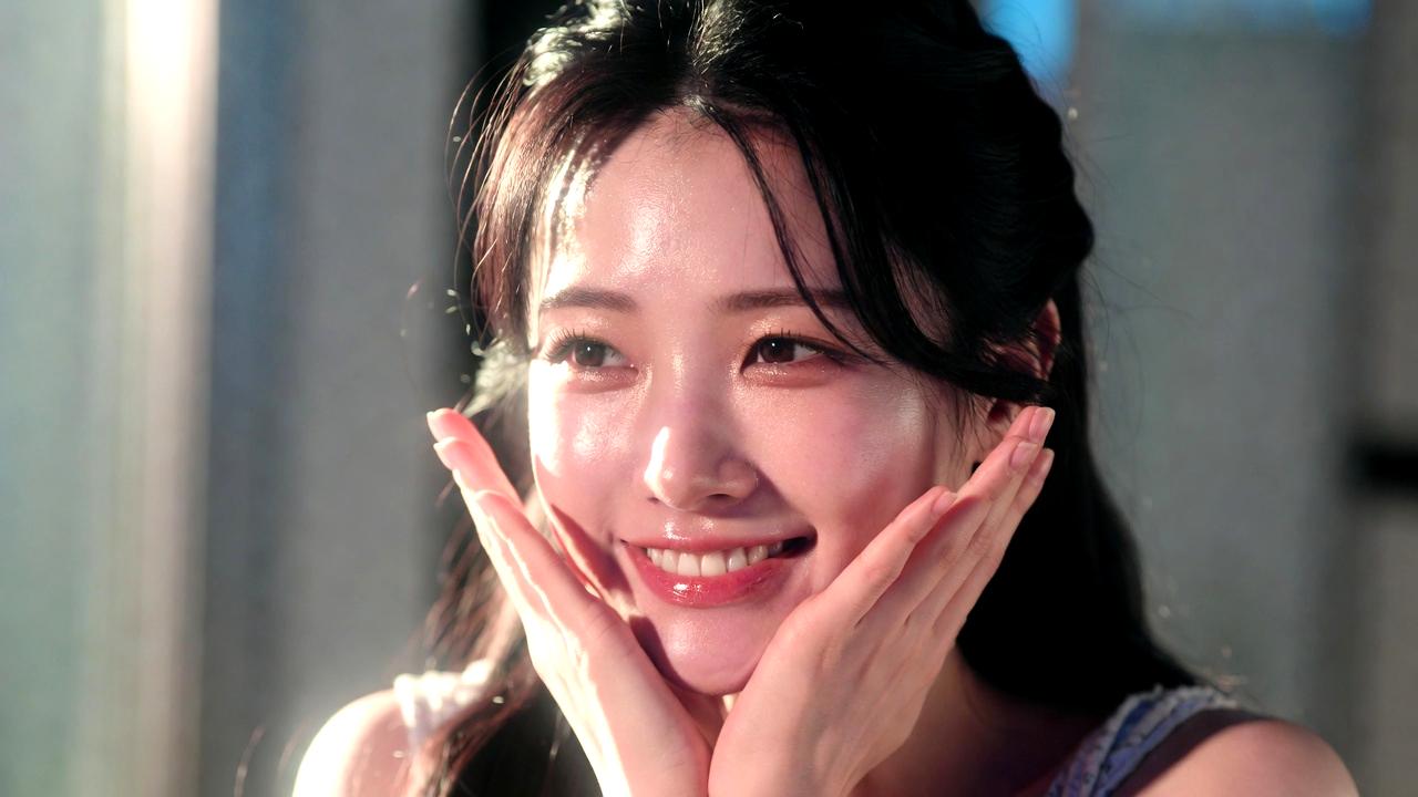 自分らしい愛を引き寄せ心から満たされて微笑む女性の姿