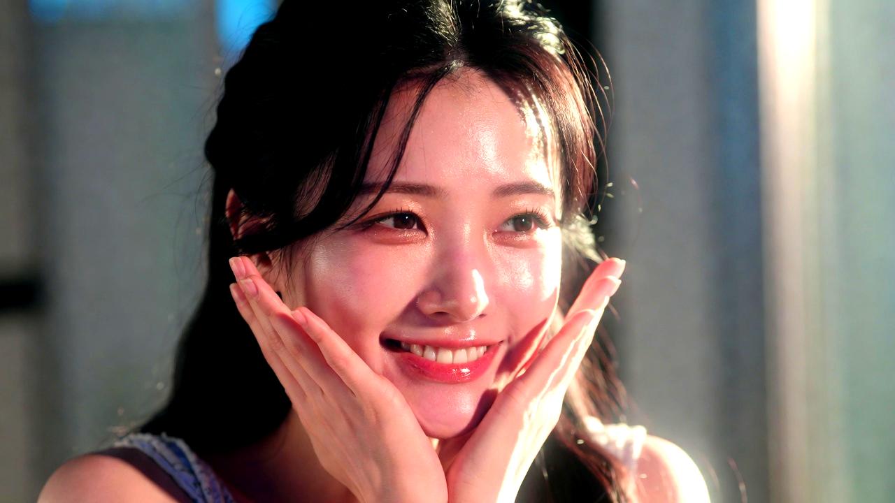 光に包まれながら未来へ進んでいく女性の力強いイメージ