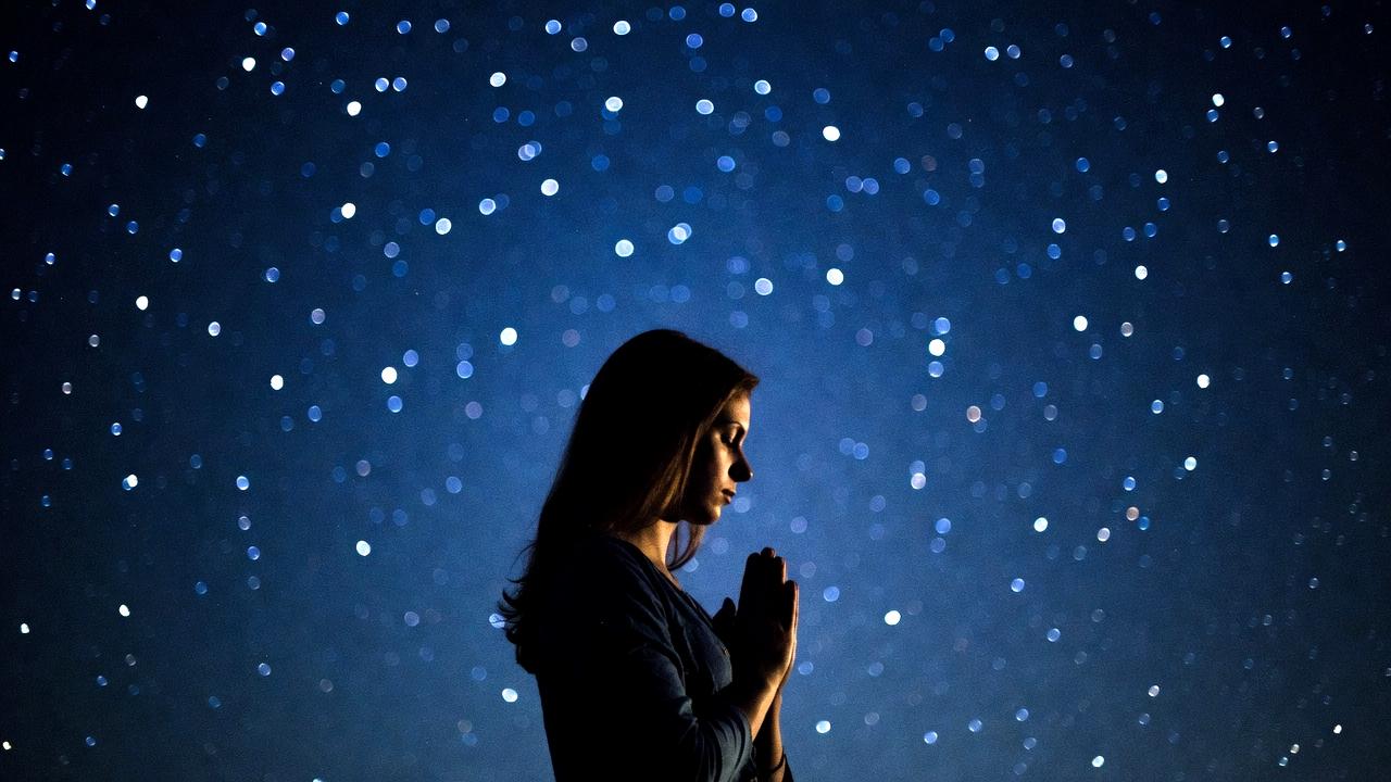 自分を受け入れ光を放ち始める女性の希望に満ちたイメージ