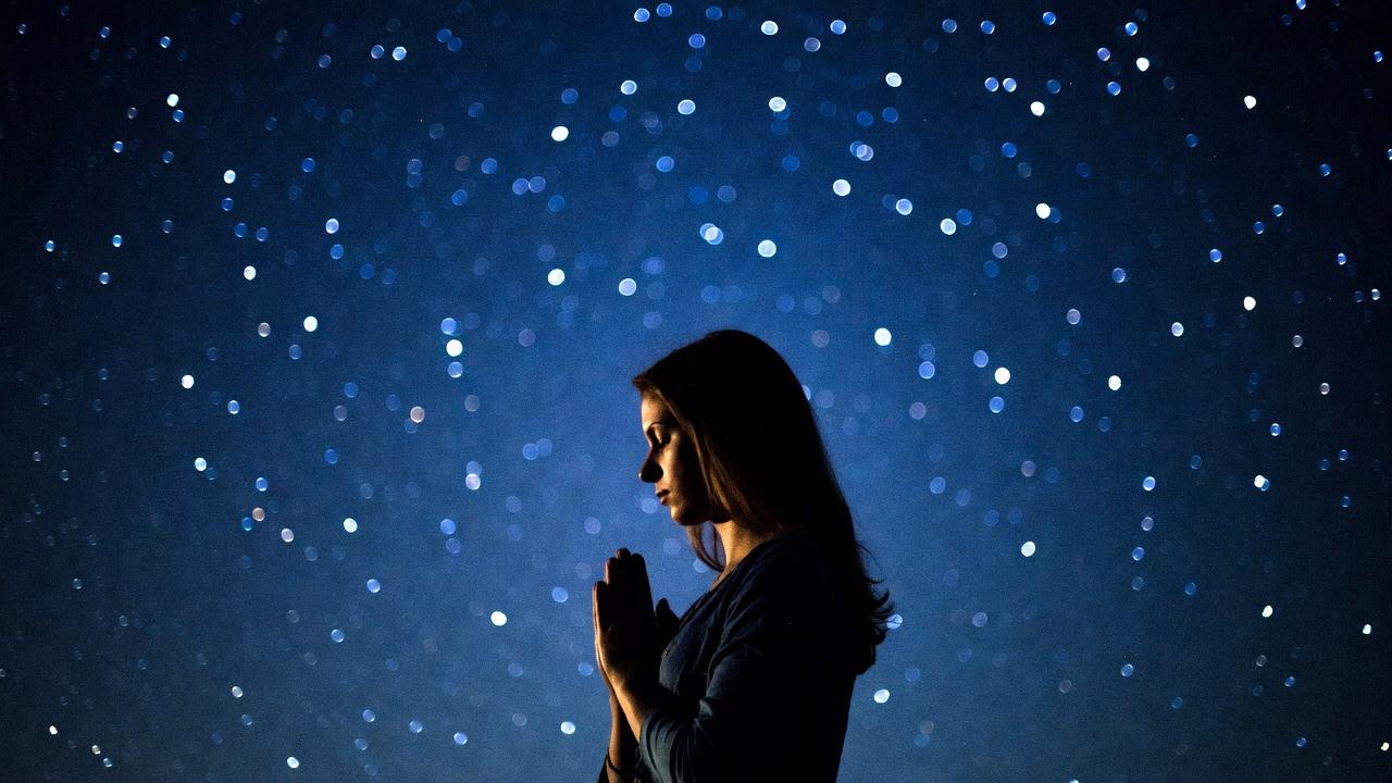 クリスタルやお香などでチャクラ調整を行うスピリチュアルアイテムのイメージ