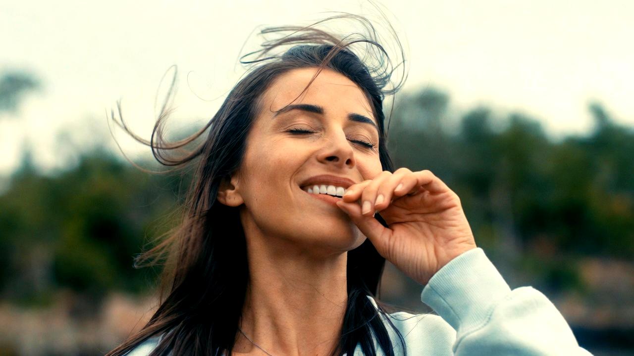 チャクラの同期によって心身が調和する様子のイメージ