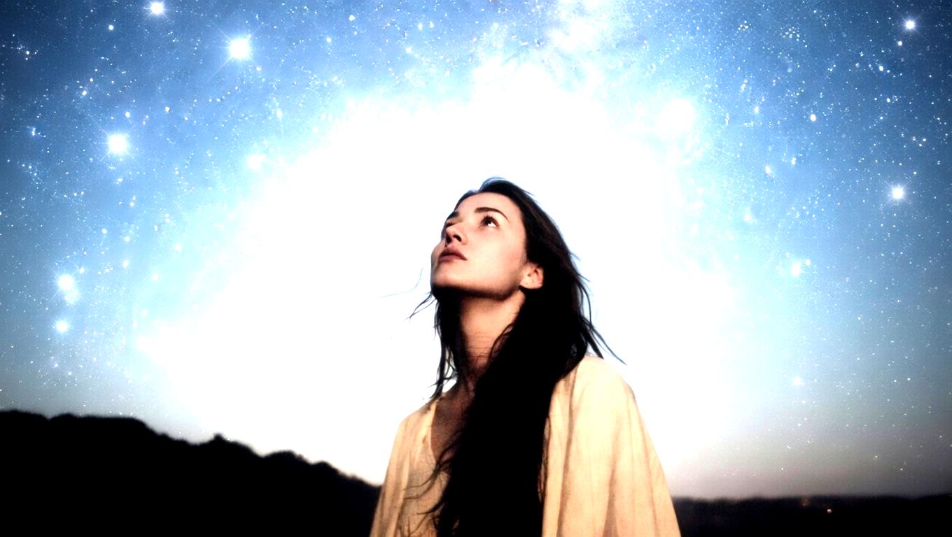 チャクラのエネルギーとツインレイの関係を示す神秘的なスピリチュアルイメージ