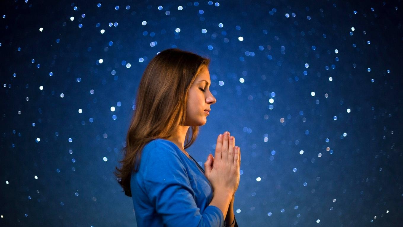 体や心の変化に気づき戸惑う女性の繊細な表情