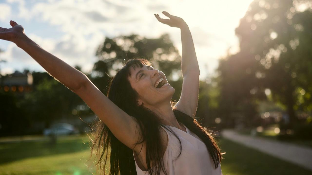 コーヒー豆の香りを楽しみながら選んでいるシーン