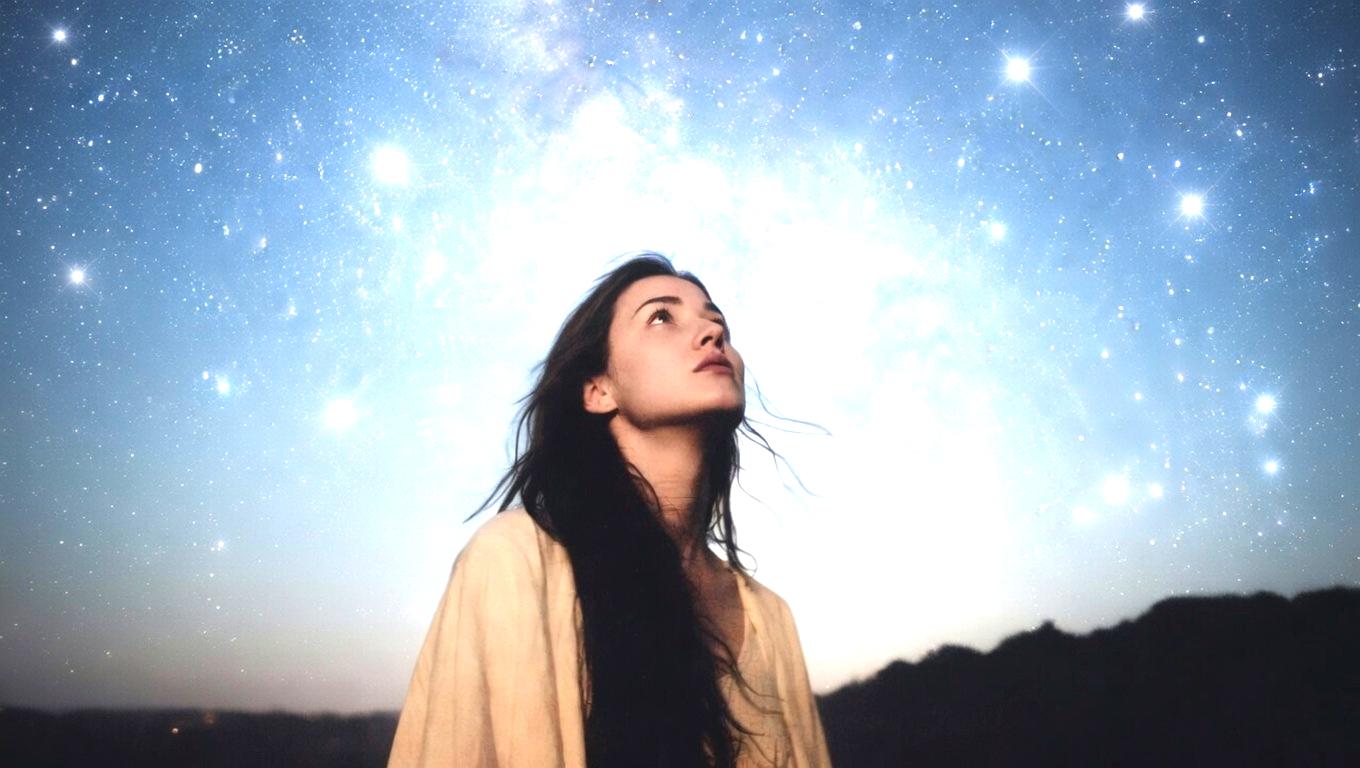 湯気の立つコーヒーと柔らかな光に包まれた癒しの空間