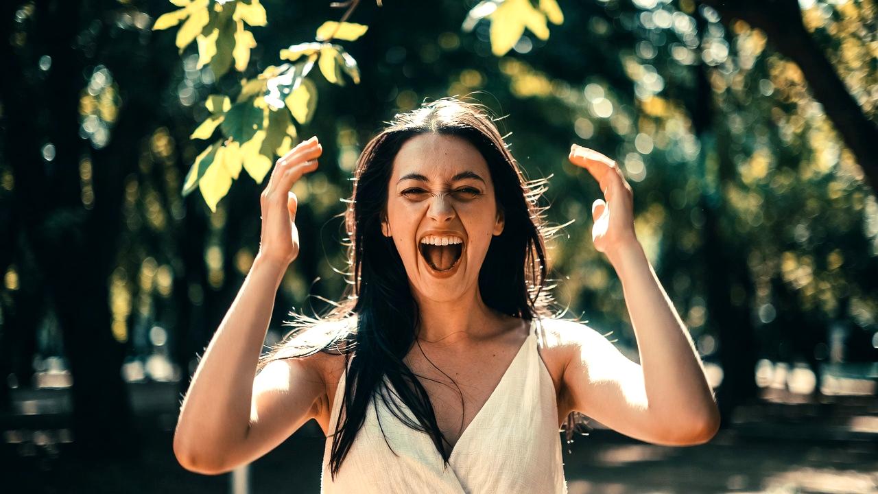 日常の小さな成功や喜びを意識して運気を上げるイメージ