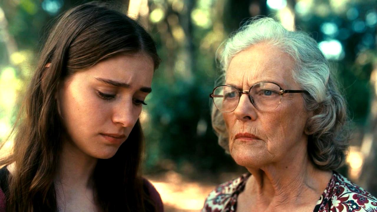 乱れた寝室が運気に影響を与えている様子