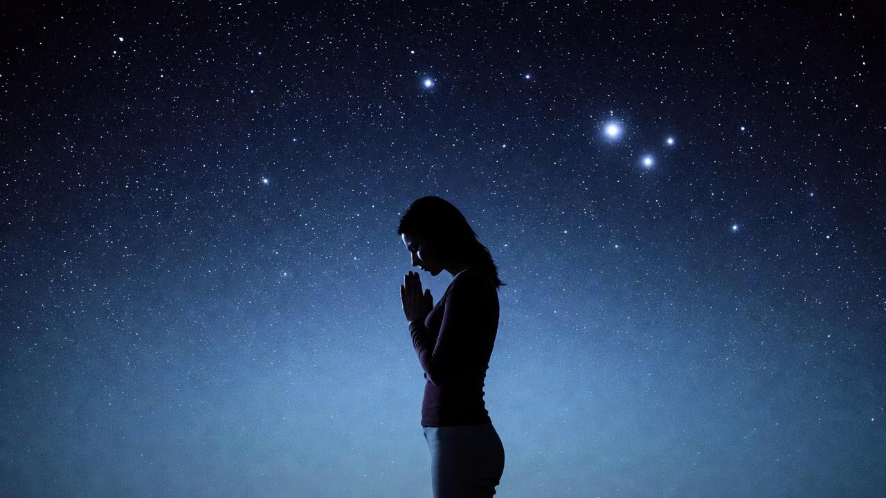 静かな空間でチャクラ瞑想を行うリラックスした人物のイメージ