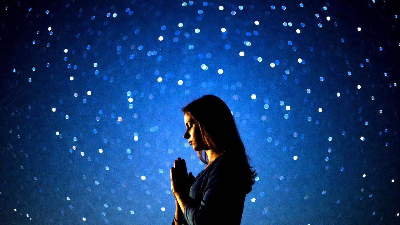 光に包まれながら浄化されていく神秘的な空間のイメージ