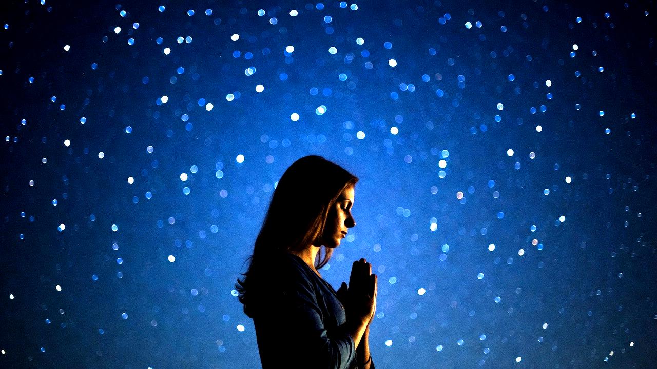 瞑想しながらポジティブな言葉を心で唱えるスピリチュアルなイメージ