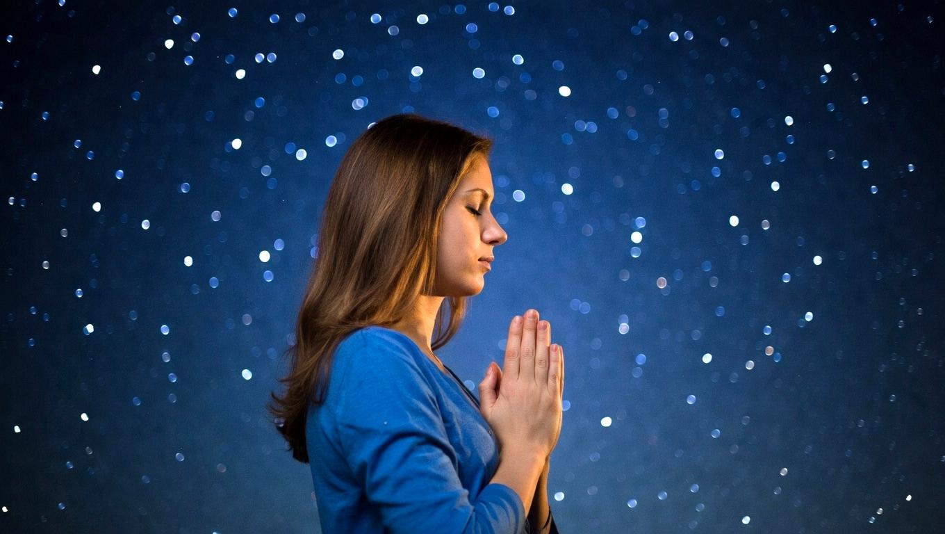 瞑想や深呼吸でチャクラを整えエネルギーが流れる穏やかなイメージ