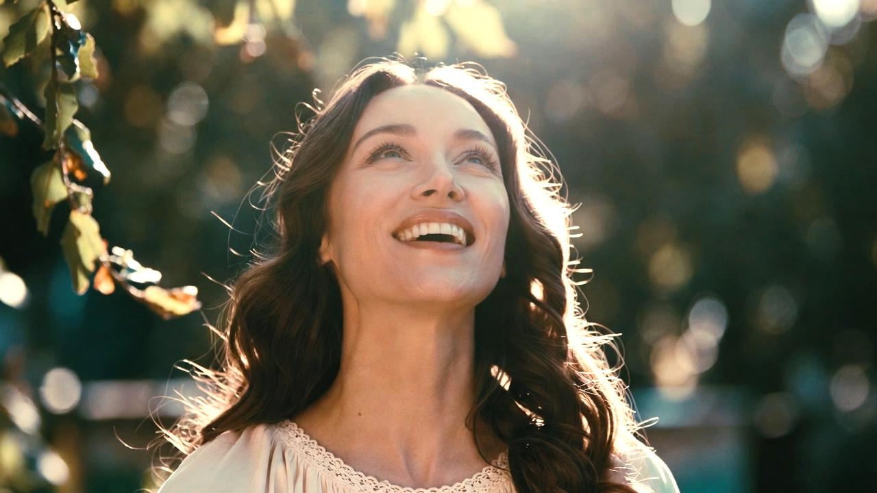 神秘的な光に包まれたスターシード女性が希望に満ちて輝くイメージ