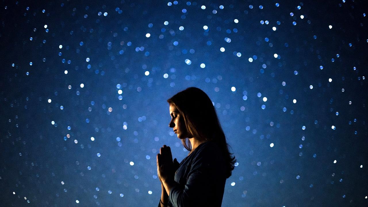 チャクラを整えアファメーションで運命の人との縁と恋愛運を引き寄せるスピリチュアルな光のイメージ