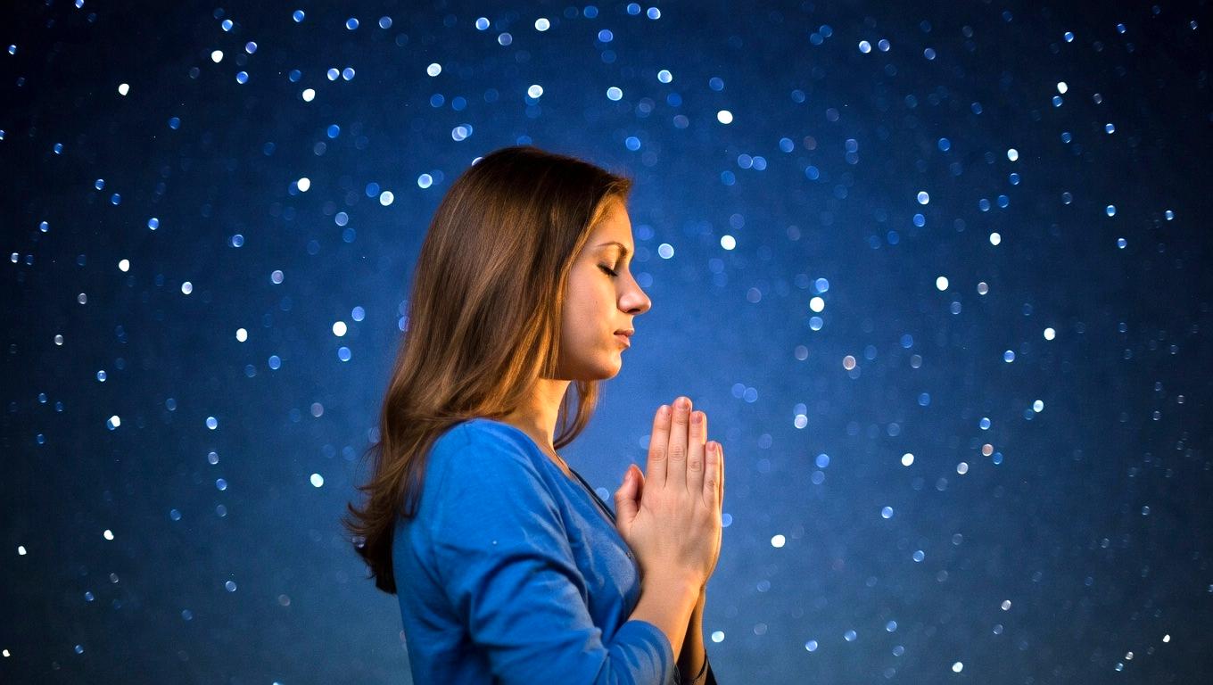 朝日を浴びながら前向きな言葉をノートに書くシーン