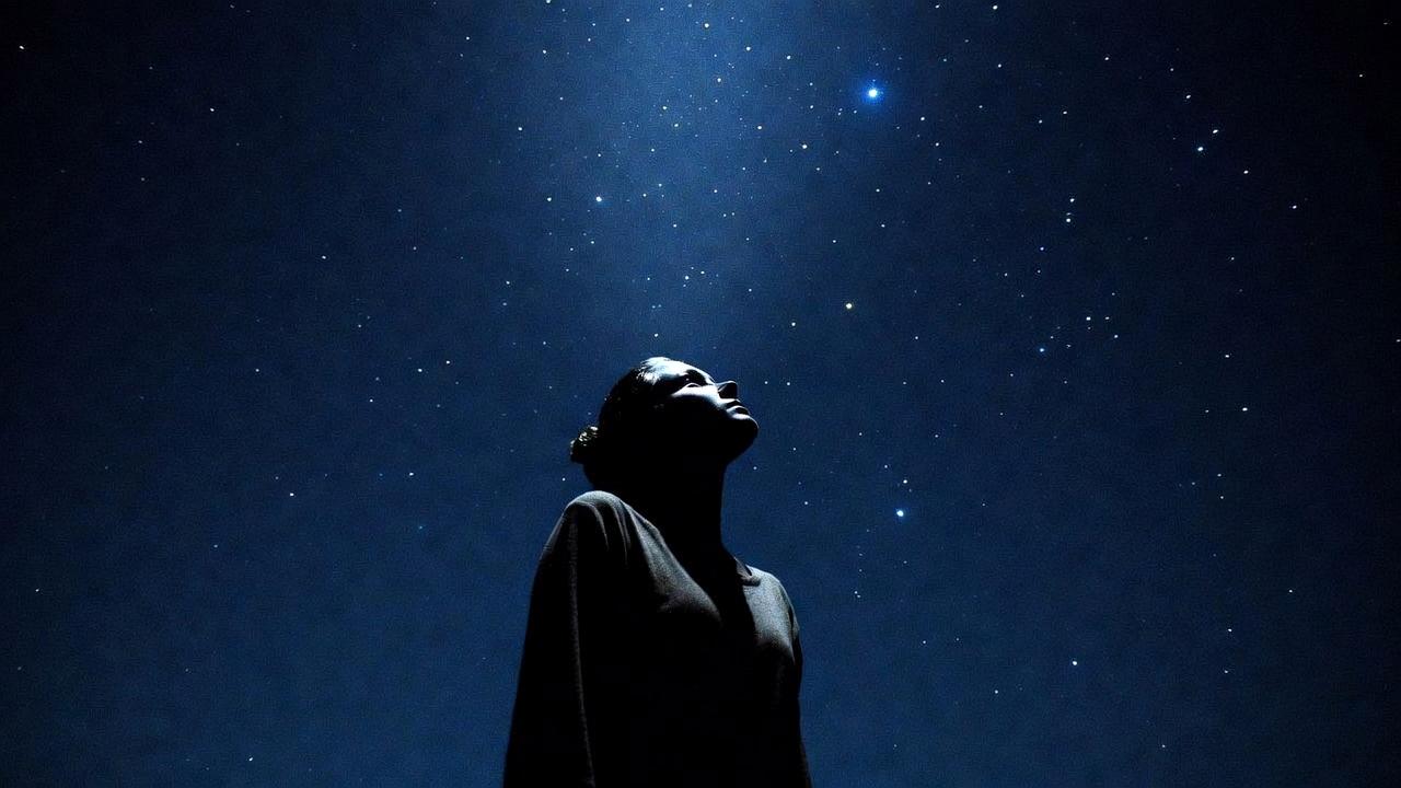 未来の幸せな恋愛を思い描きながらコーヒーを飲む様子