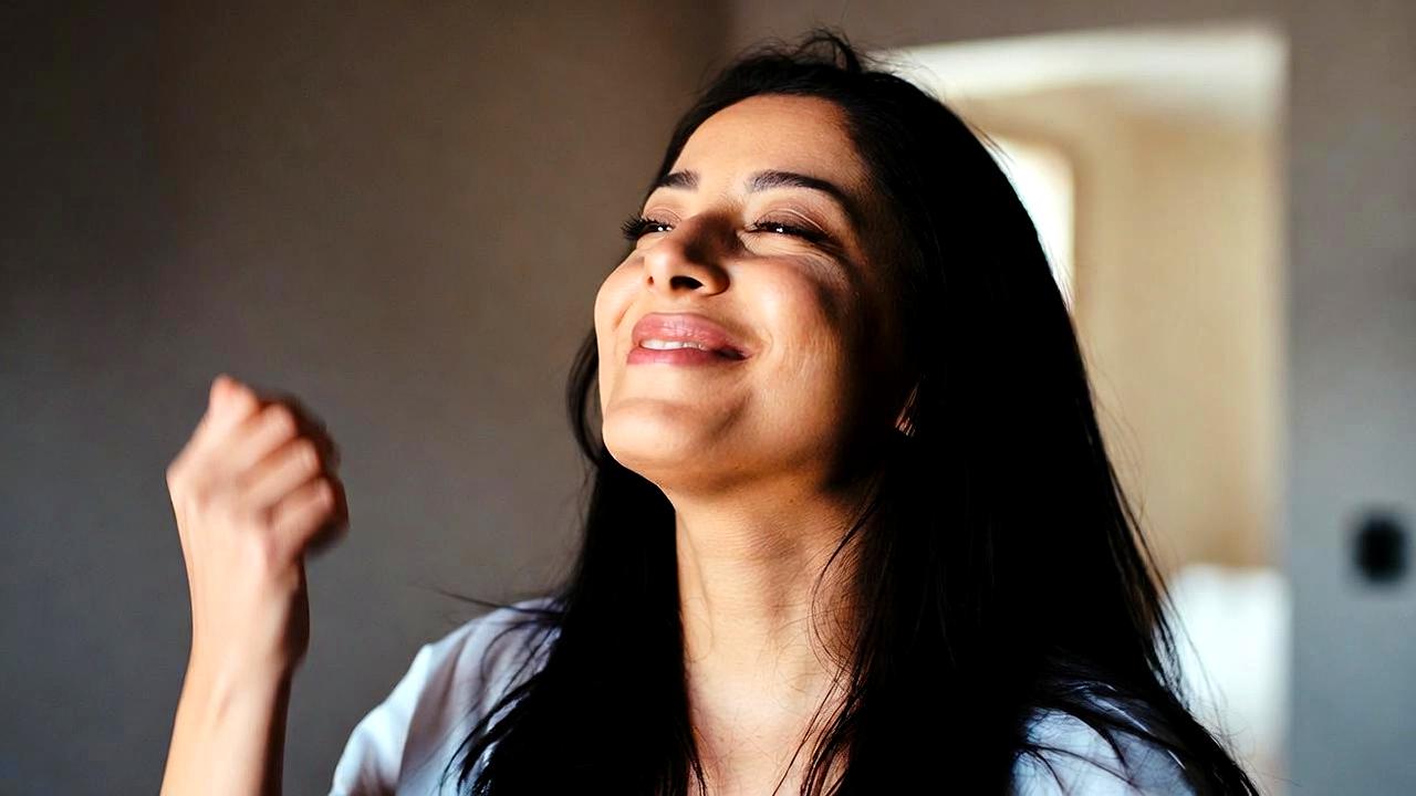 自分を受け入れ穏やかな表情で輝く女性の姿