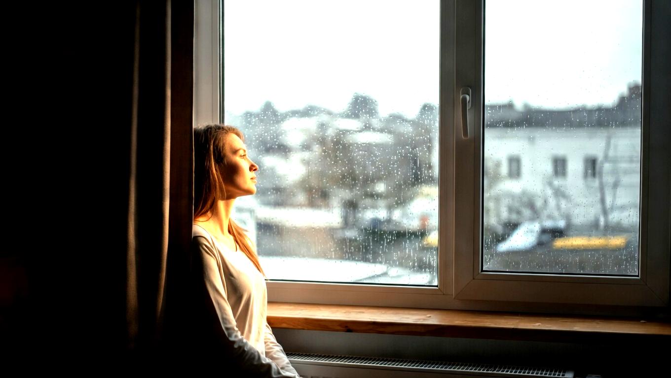 心の奥で孤独や違和感を抱える繊細な人物の様子