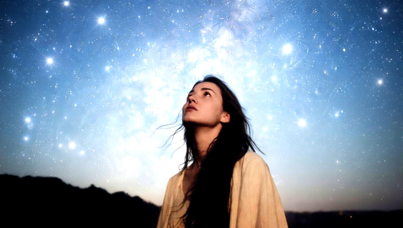 アロマとシンギングボウルが置かれた瞑想空間の落ち着いたイメージ