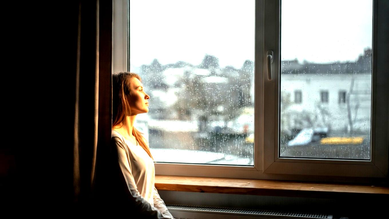 孤独や不安の中にも意味があることを優しく包み込むイメージ