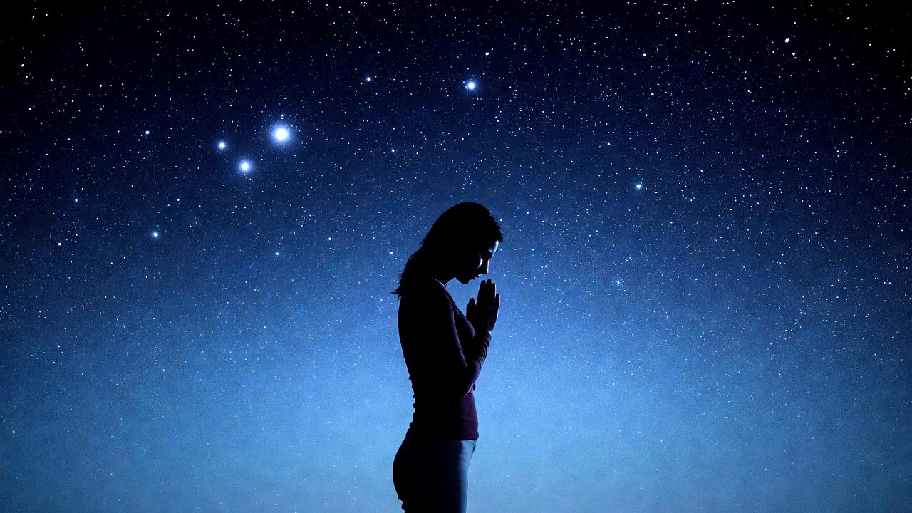 前向きな言葉を書き留めながら心を整える穏やかな時間のイメージ