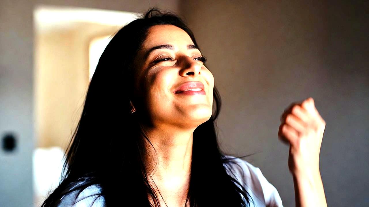 自分を受け入れ心の奥の癒しを感じる優しい光に包まれたイメージ