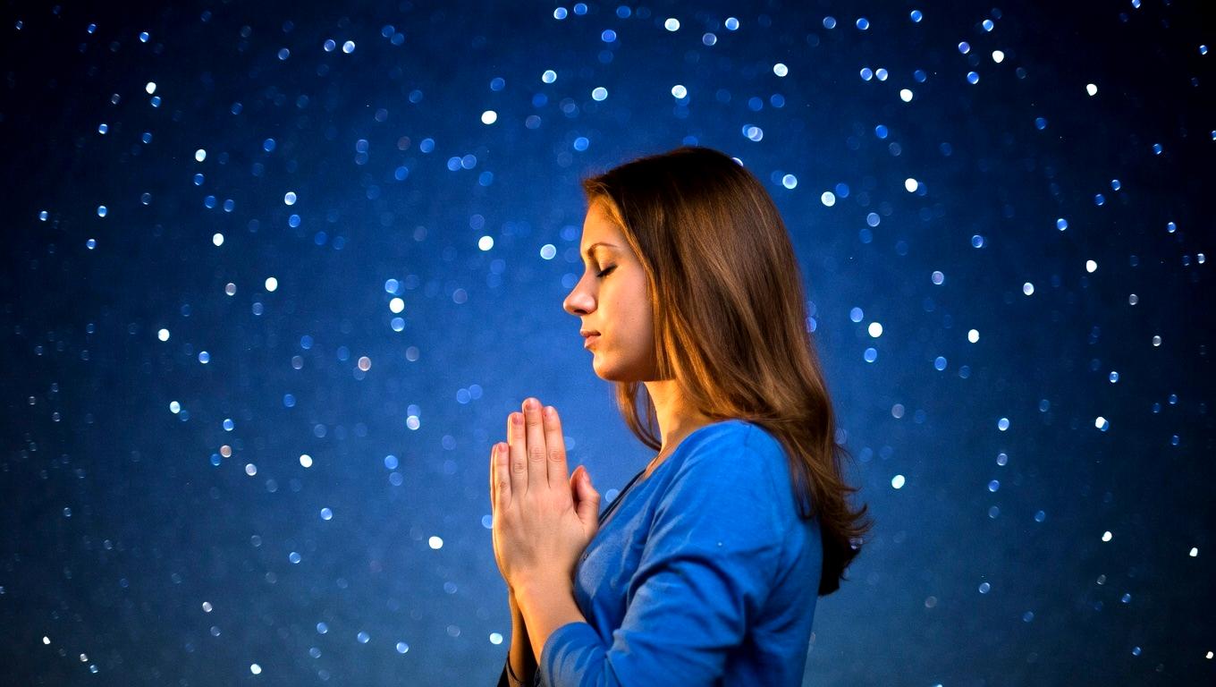 水や光で浄化されるような清らかな朝のイメージ