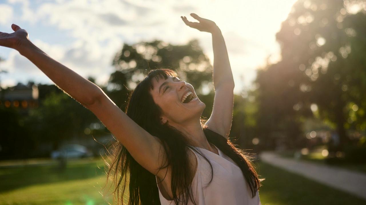 部屋の角やデスクに置いたコーヒーで浄化するイメージ
