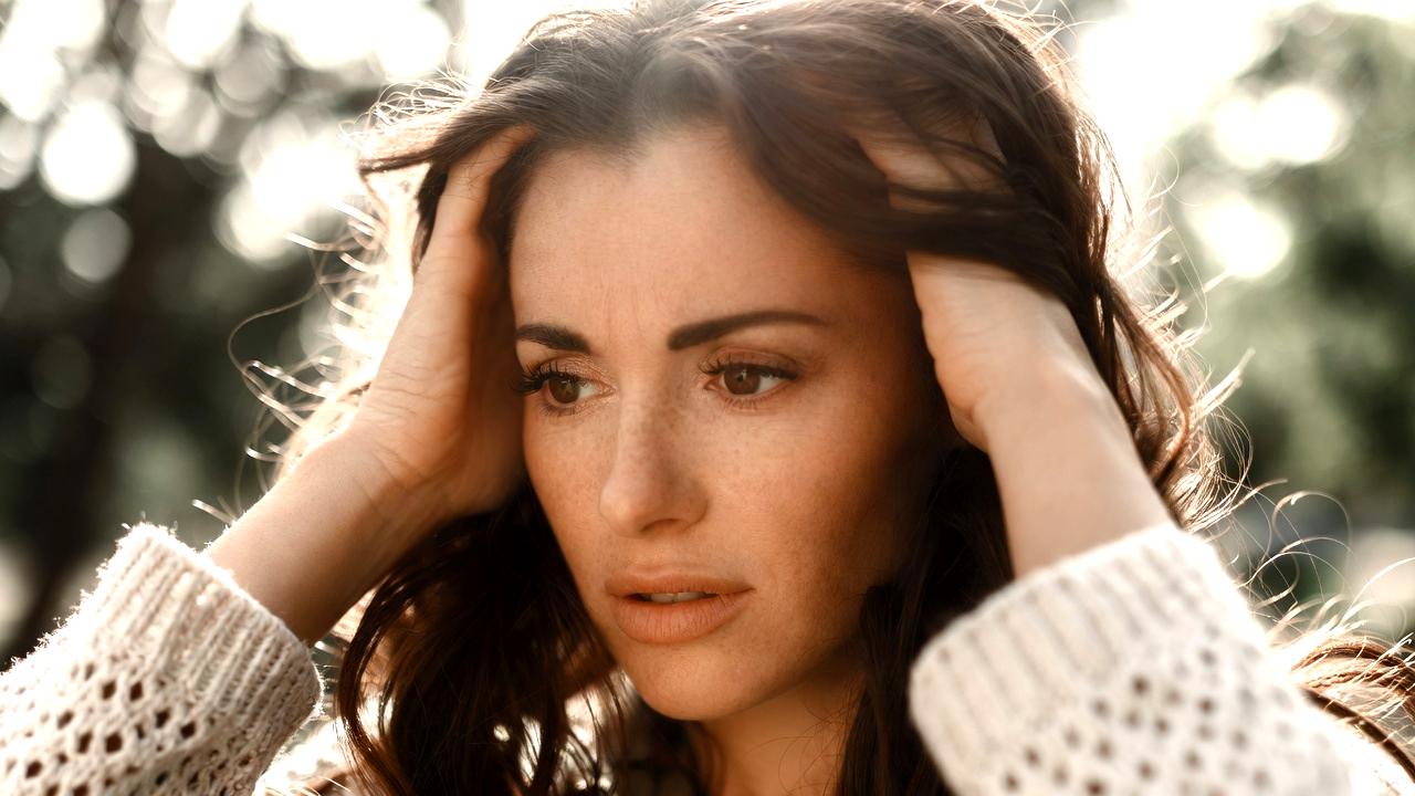 人間関係に疲れた女性が静かに自分を癒しているイメージ