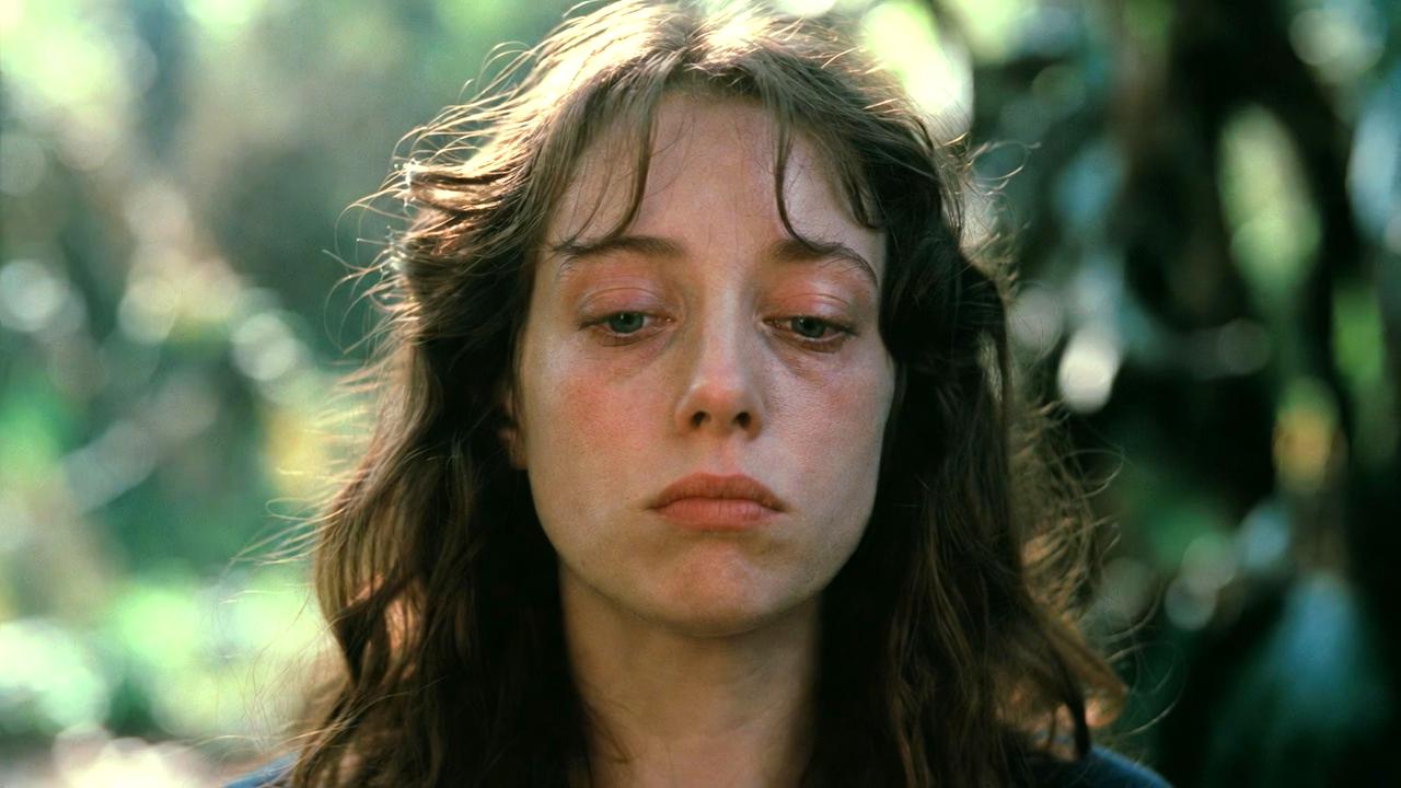 人間関係のストレスに悩みながら静かに考え込む人物のイメージ