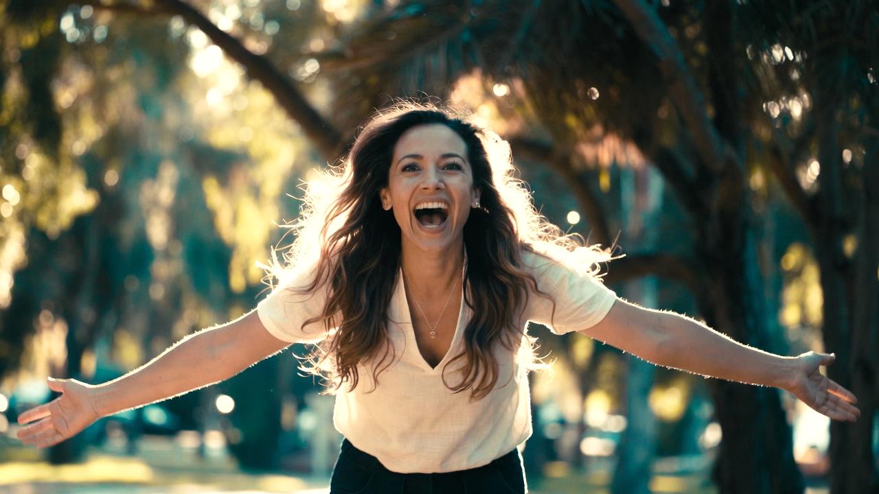 静かな場所で前向きな言葉を心の中で唱える人物のイメージ