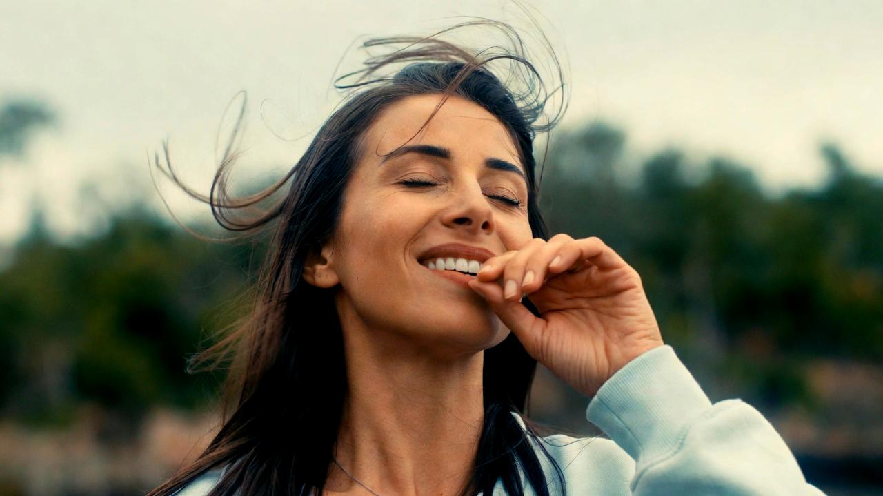 前向きな気持ちで新しい一歩を踏み出す人物の明るいイメージ