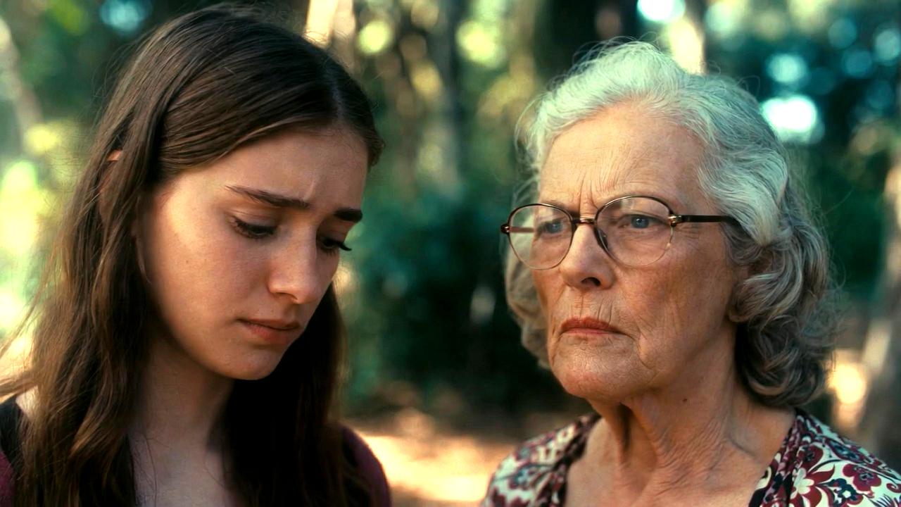 親から離れたいのに罪悪感で苦しむ人が静かに考え込むイメージ