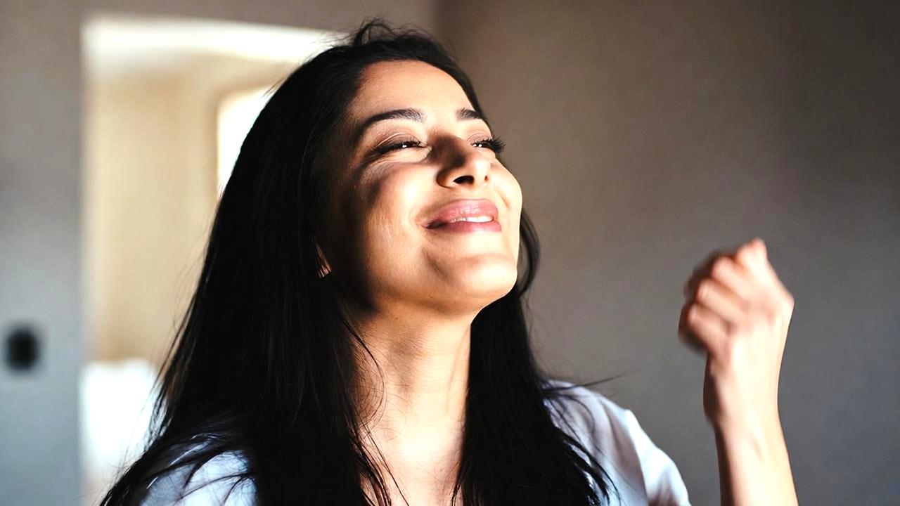 静かな空間で瞑想しアファメーションを行う癒しのイメージ