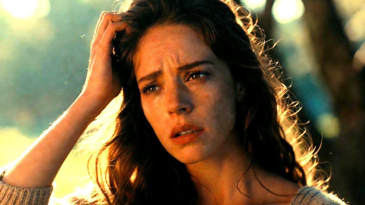 楽しさを感じられず座り込む女性の背中にやわらかなオレンジの光が差すイメージ