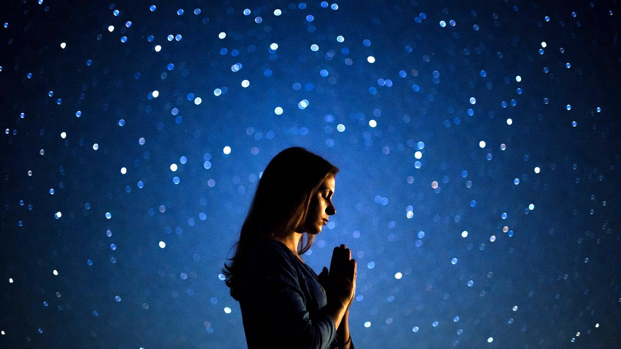 瞑想しながらシンギングボウルの音を受け取る人物のイメージ