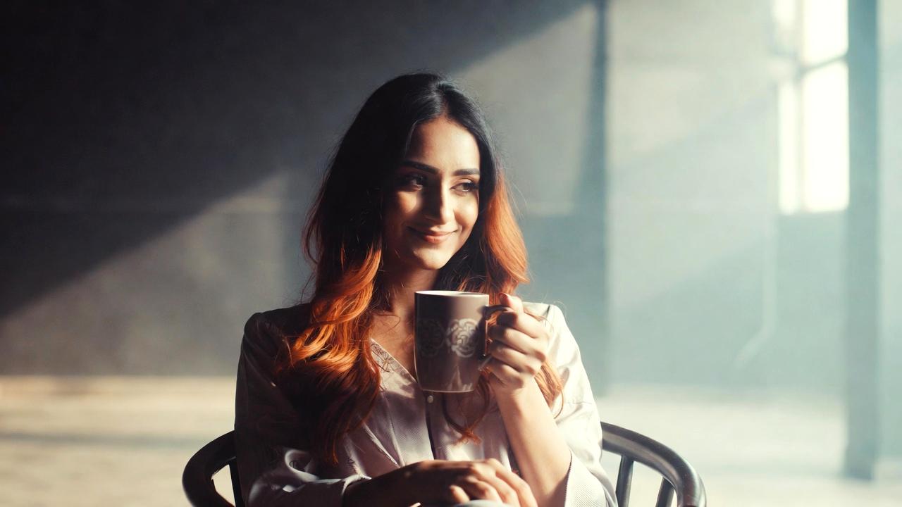 自分自身を優しく抱きしめるような安心感のあるイメージ