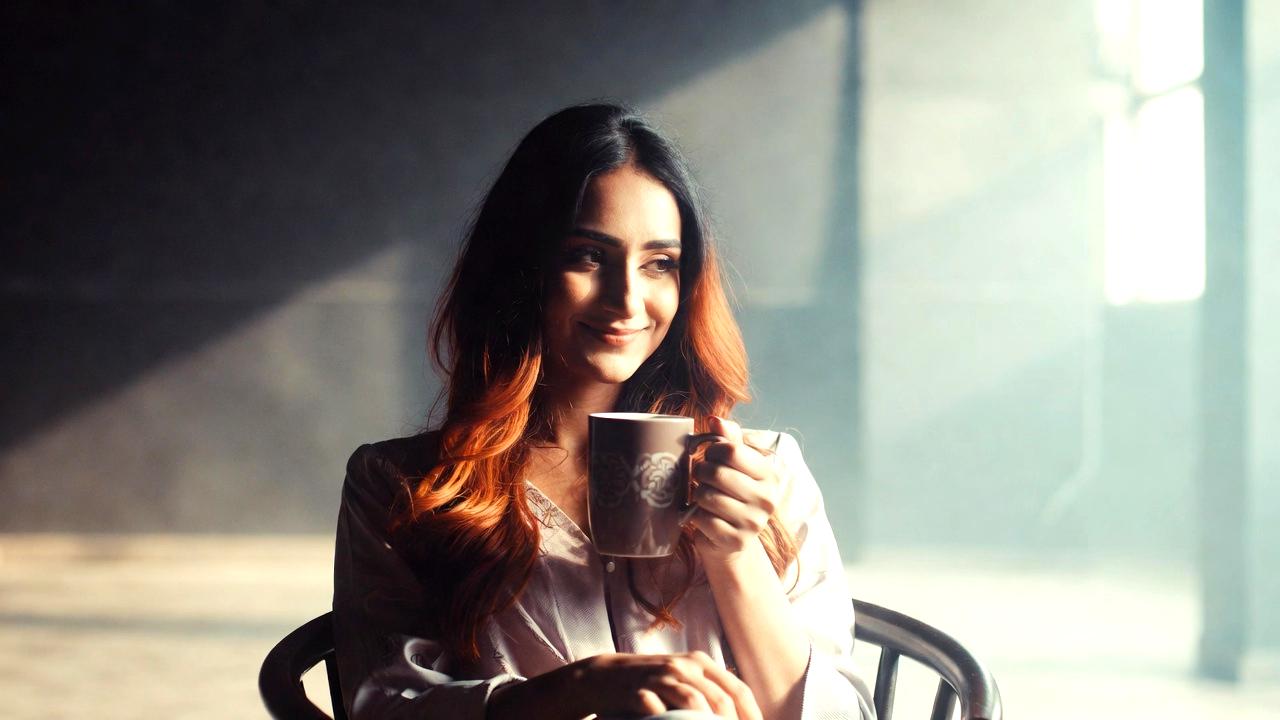 安心した表情で音に耳を傾ける人物のヒーリングイメージ