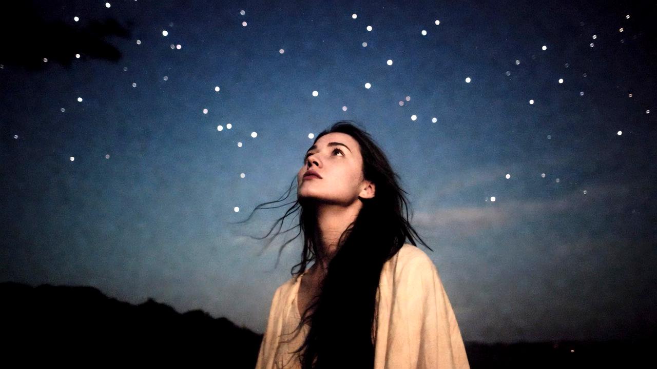 内なる子供を優しく抱きしめるイメージ