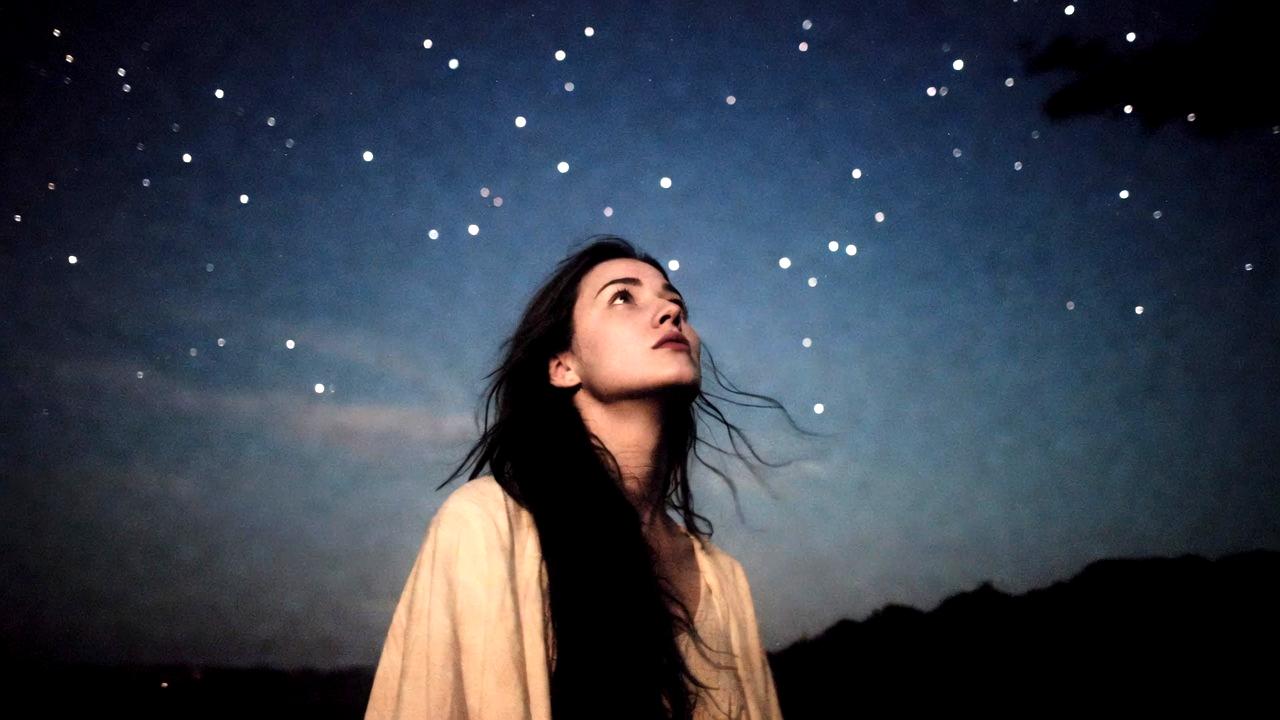 ツインレイからのサインに気づく瞬間を象徴する静かなひらめきのイメージ