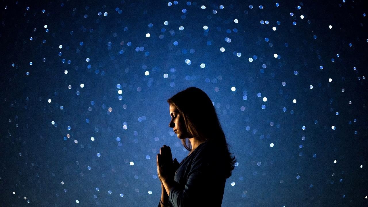 良い子をやめ本来の自分へ還る希望と解放を象徴する柔らかな光のイメージ