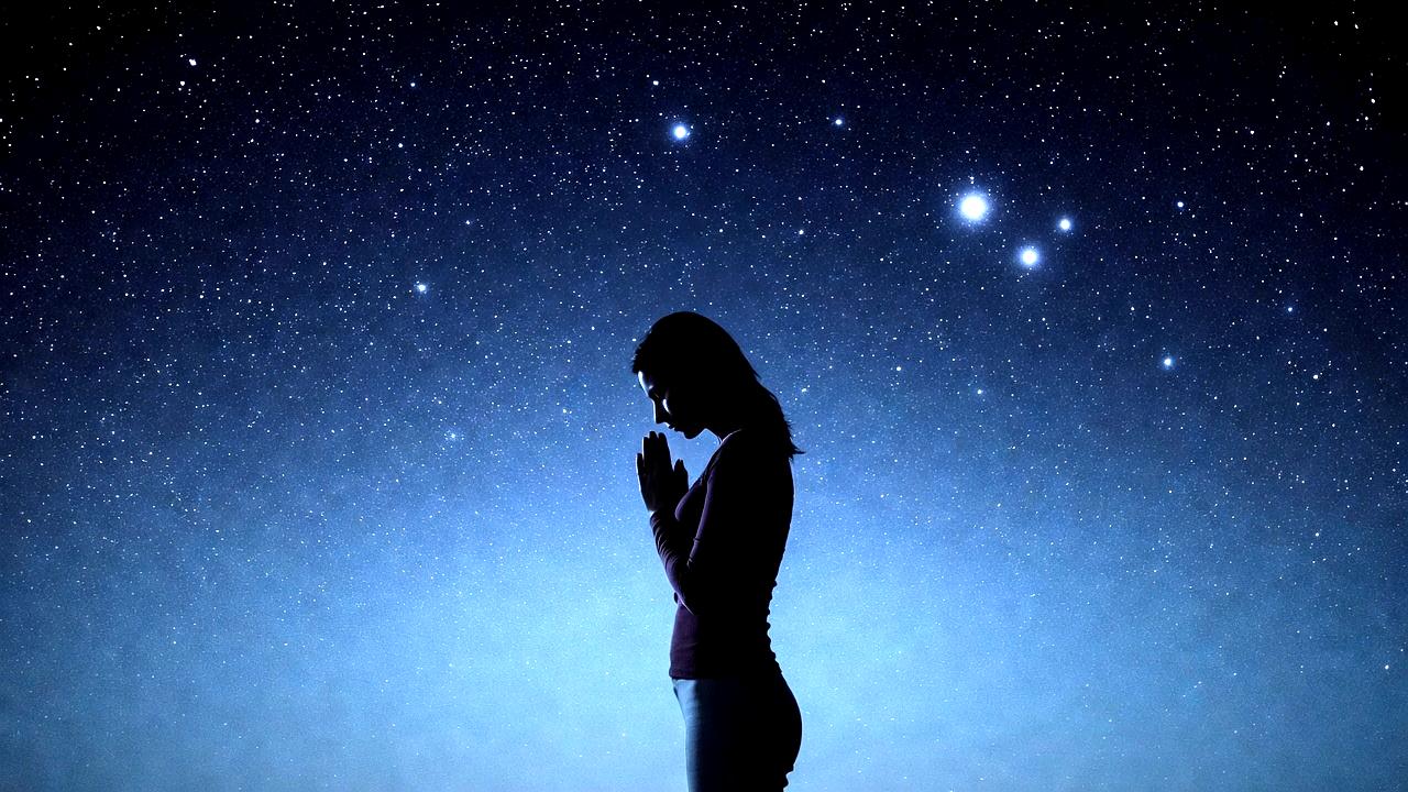 日常でできるグラウンディング習慣を表す自然と足元の安定感のイメージ