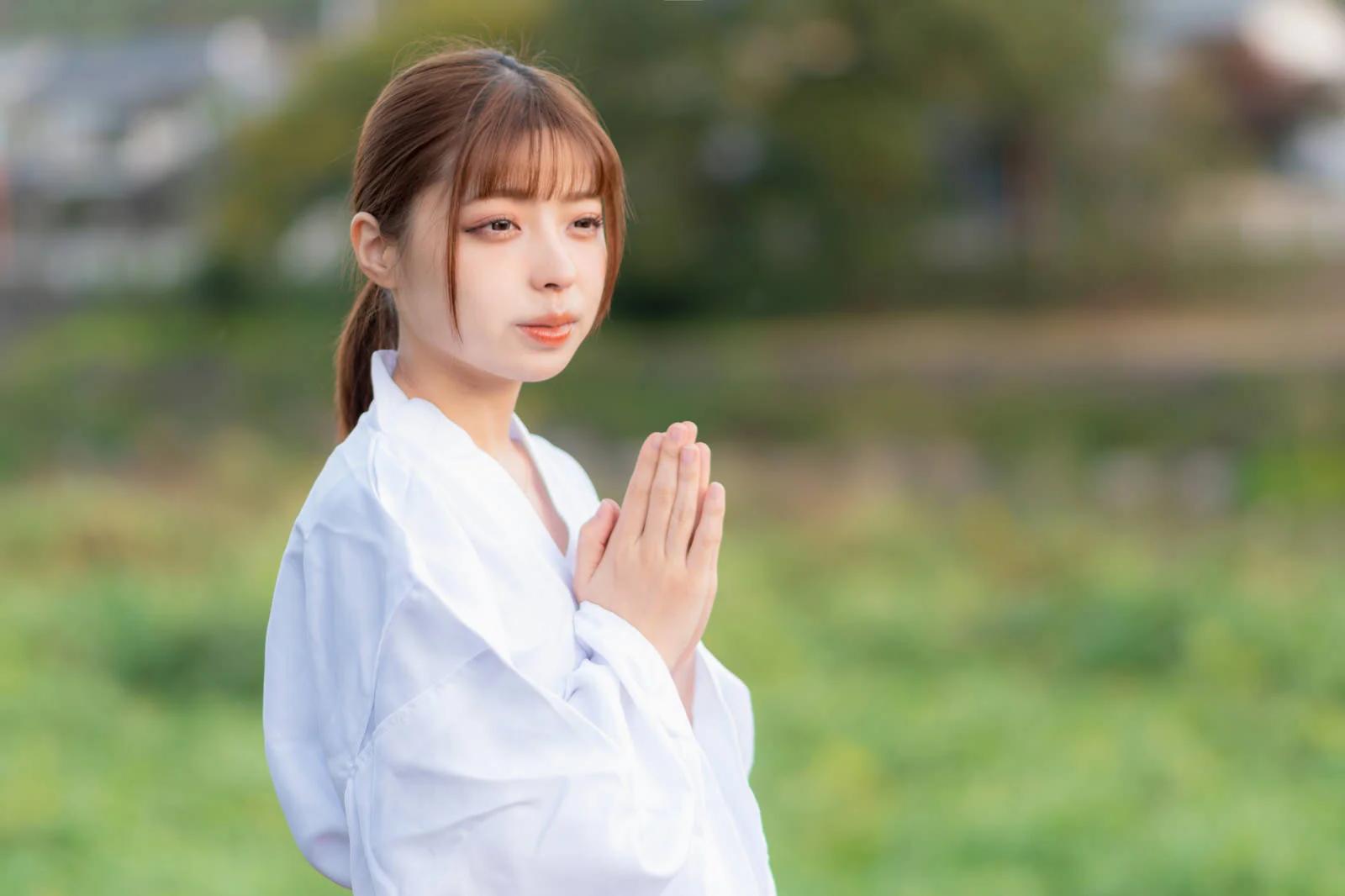 第3チャクラが整い金運と豊かさの流れが静かに開いていく神秘的なイメージ