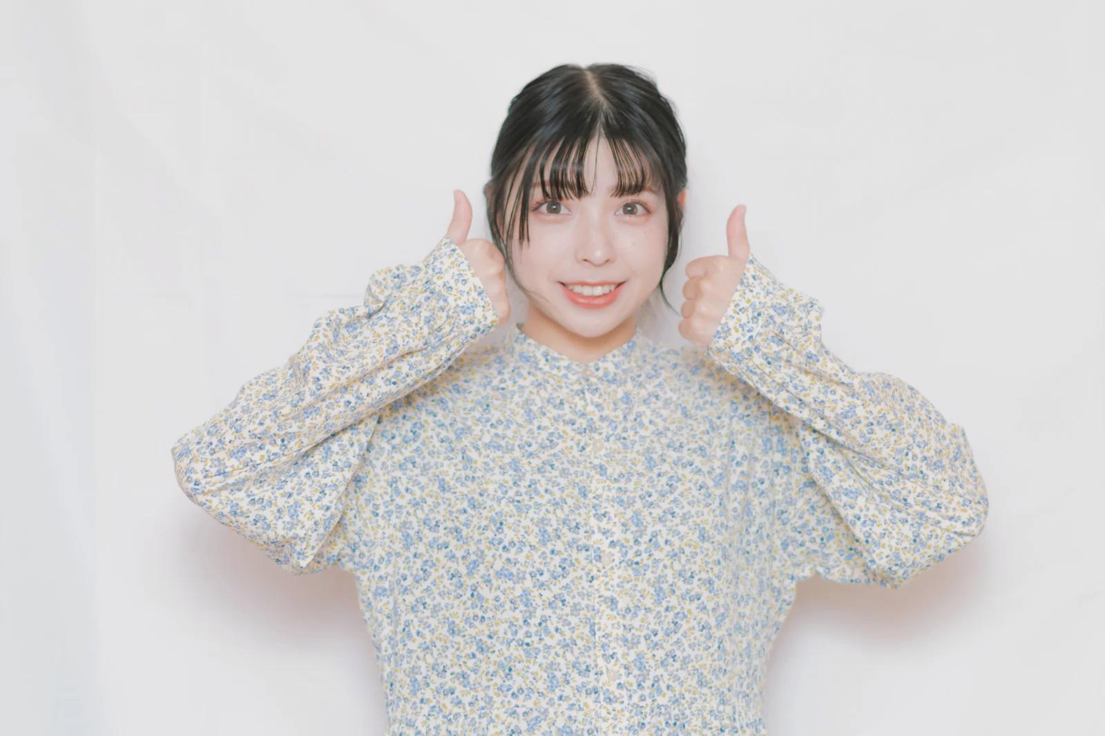 自分を優しく抱きしめるような自己受容と癒しのイメージ