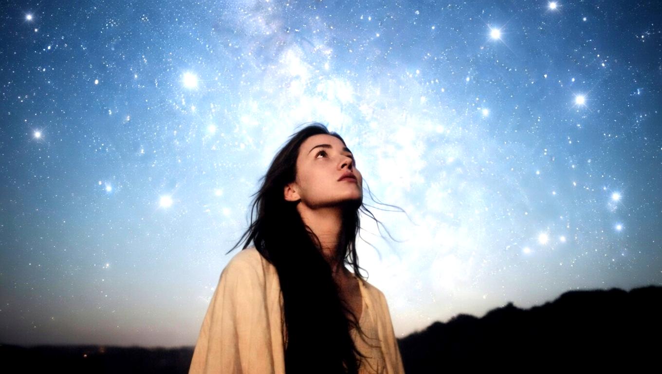 グラウンディングで心を整えツインレイとの再会を引き寄せる神秘的な光のイメージ