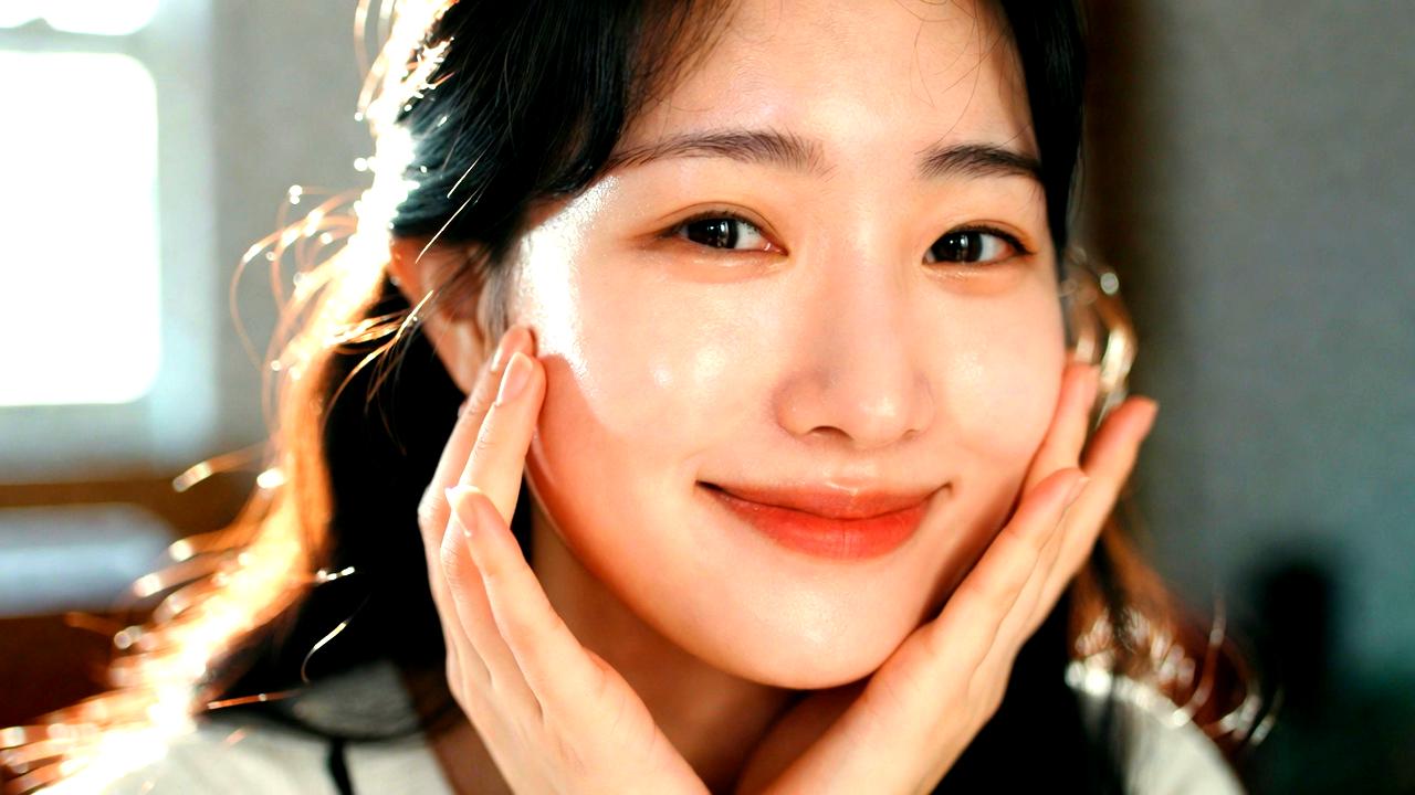 大地とつながりながら前向きに歩き出す人物のイメージ