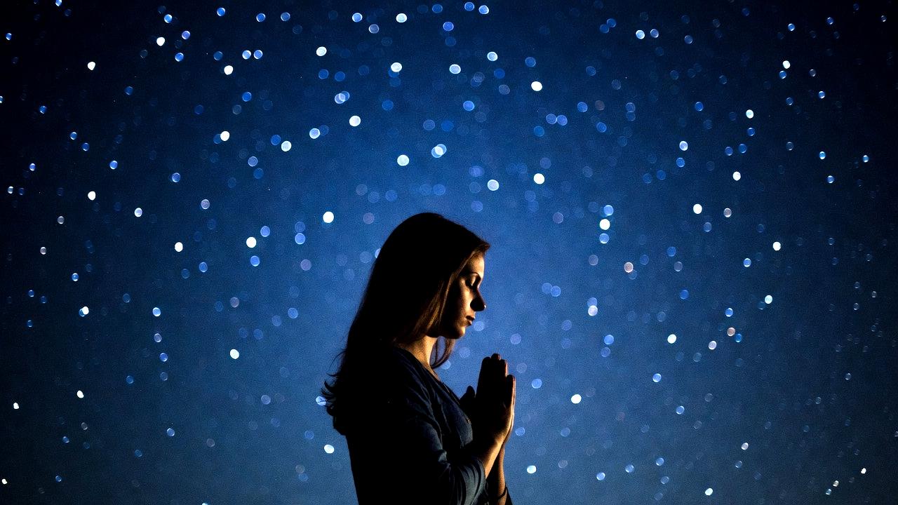 朝と夜にシンギングボウルを使い瞑想する静かな習慣のイメージ