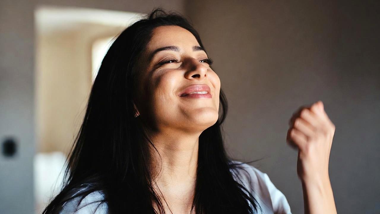 適切な距離感を保ちながら安心して人と関わる人物の様子