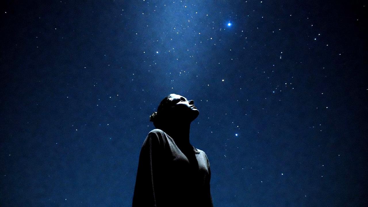 大切な相手との沈黙に向き合いながら心を整える静かな夜のイメージ